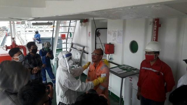 Petugas mengecek suhu tubuh seorang ABK salah satu kapal yang bersandar di Pelabuhan Cirebon, Jawa Barat. (Ciremaitoday)
