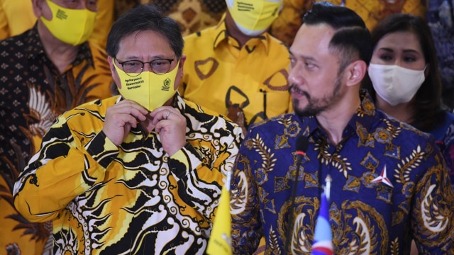 Ketum Partai Golkar Airlangga Hartarto (kiri) bersama Ketum Parta Demokrat Agus Harimurti Yudhoyono usai melakukan pertemuan di DPP Partai Golkar, Jakarta. Foto: Hafidz Mubarak A/ANTARA FOTO