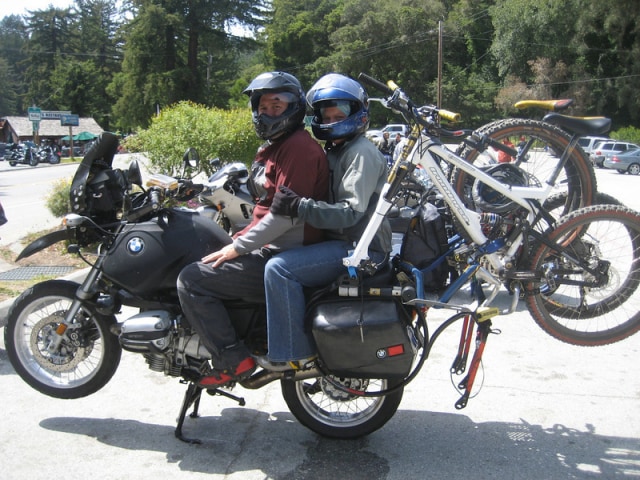 Ilustrasi membawa sepeda dengan sepeda motor. Foto: 2x2cycle