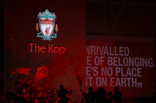 Suasana di luar Anfield saat suporter Liverpool merayakan kemenangan Premier League. Foto: Carl Recine/Reuters