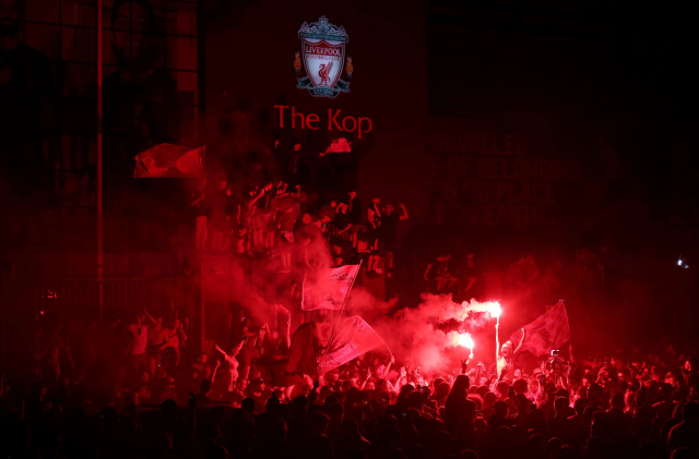 Kemeriahan di luar Anfield Saat suporter Liverpool merayakan kemenangan Premier League. Foto: Molly Darlington/Reuters