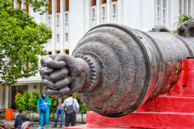 Simbol kepalan tangan unik pada Meriam Si Jagur, ikon sejarah Kota Tua