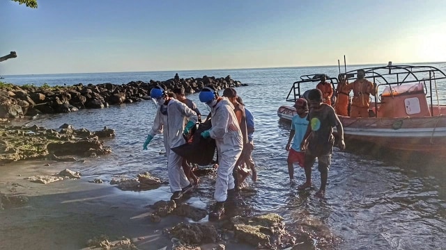 Tim SAR mengevakusi seorang nelayan yang ditemukan tewas di Pantai Waturia, Jumat (26/6/2020) pagi. Foto: istimewa.