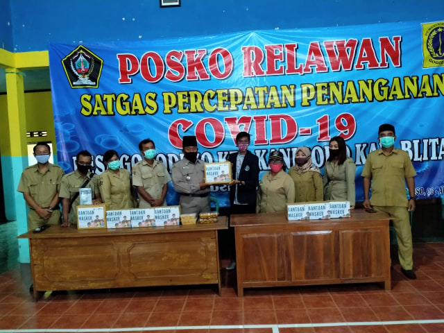 Penyerahan 1000 masker oleh Dwiasa selaku koordinator mahasiswa kepada pihak Desa Gogodeso yang diwakili oleh Bapak Suwondo selaku Kepala Desa Gogodeso.   