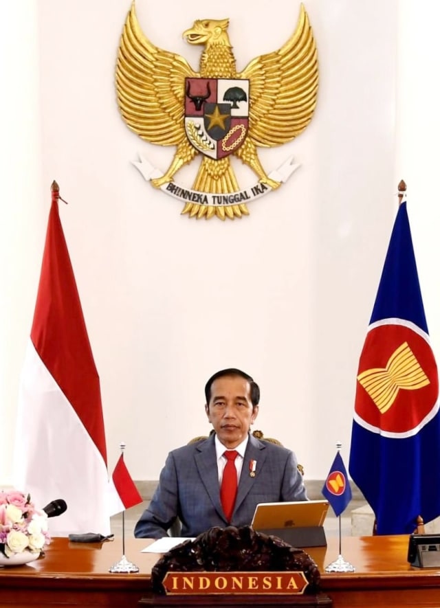 Presiden Joko Widodo mengikuti Konferensi Tingkat Tinggi (KTT) ke-36 ASEAN melalui telekonferensi di Istana Kepresidenan Bogor, Jawa Barat, Jumat (26/6). Foto: BPMI Setpres/Rusman