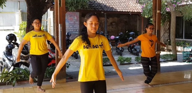 Anak-anak Sanggar Seni Kinanti Sekar sedang berlatih menari. Foto: Sandra.