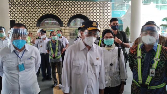 Menteri Perhubungan RI, Budi Karya Sumadi, mengunjungi Bandara Internasional Yogyakarta (YIA), Jumat (26/6/2020). Foto: Erfanto