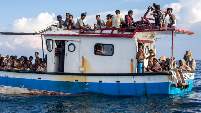 Pengungsi Rohingya saat diselamatkan nelayan Aceh Utara. Foto: Zikri M untuk acehkini