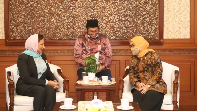Menaker Ida Fauziyah menerima kunjungan kehormatan Dubes LBBP Qatar untuk Indonesia, Fawziya Edrees Salman Al-Sulaiti di Kantor Kemnaker, Jakarta. Foto: Kemnaker