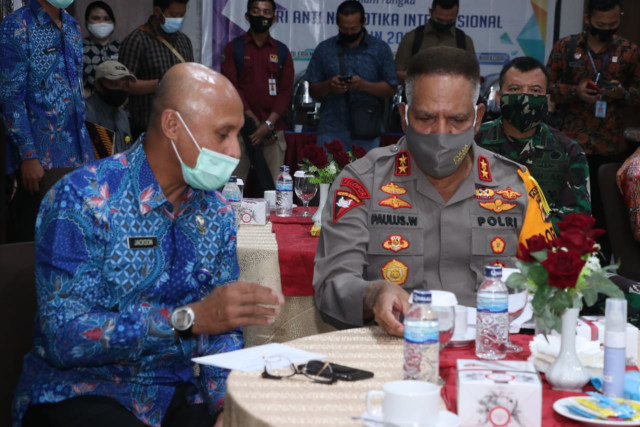 Kapolda Papua dan Kepala BNNP Papua saat menghadiri peringatan Hari Anti Narkotika Internasional yang dilakukan secara virtual. (Dok Polda Papua)