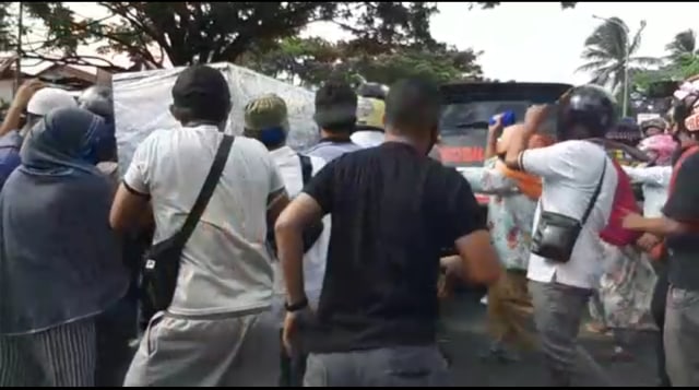 Ratusan warga saat mengambil paksa jenazah yang diduga terpapar COVID-19 di Ambon. Foto: Istimewa
