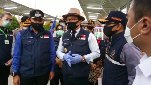Gubernur Jawa Barat Ridwan Kamil dan Wali Kota Bogor Bima Arya berada di Stasiun Bogor, Jawa Barat.   Foto: Dok. Istimewa