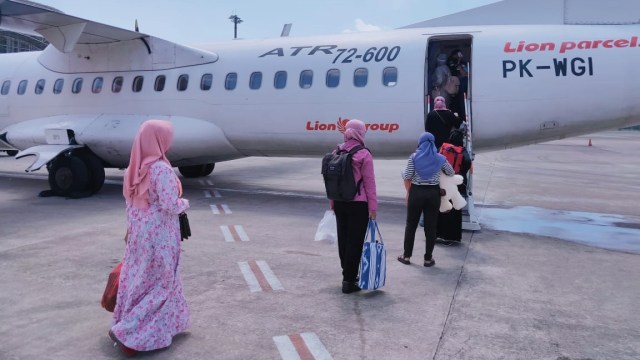 Sejumlah penumpang menaiki pesawat Lion Air.  Foto: Lion Air