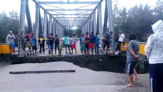 Kondisi jalan di jembatan Tobelombang, Kecamatan Nuhon, Kabupaten Banggai, Sulteng, yang putus akibat banjir, Sabtu (27/6). Foto: Istimewa