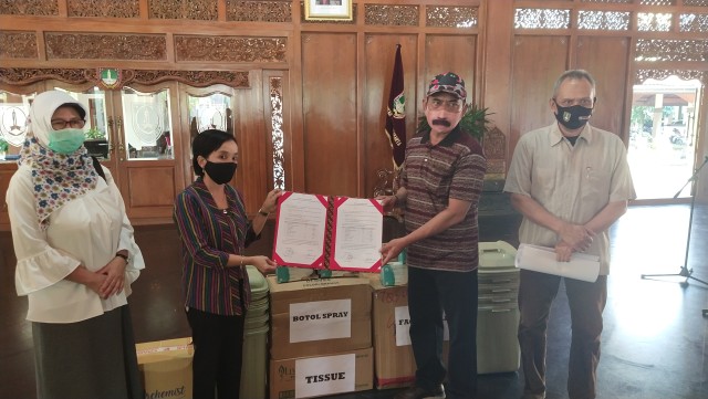 Wali Kota Solo, FX Hadi Rudyatmo mengatakan pemberian APD dari donatur yang diberikan ke Pemkot