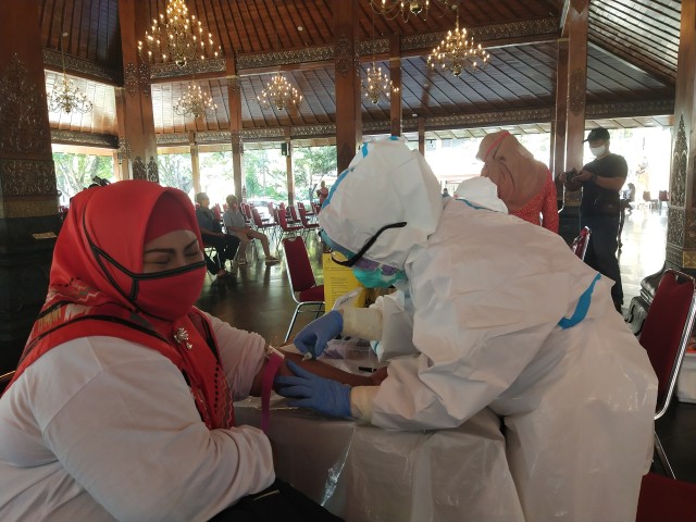 Pemkot Solo Adakan Rapid Test dan Berikan APD untuk KPU (101915)