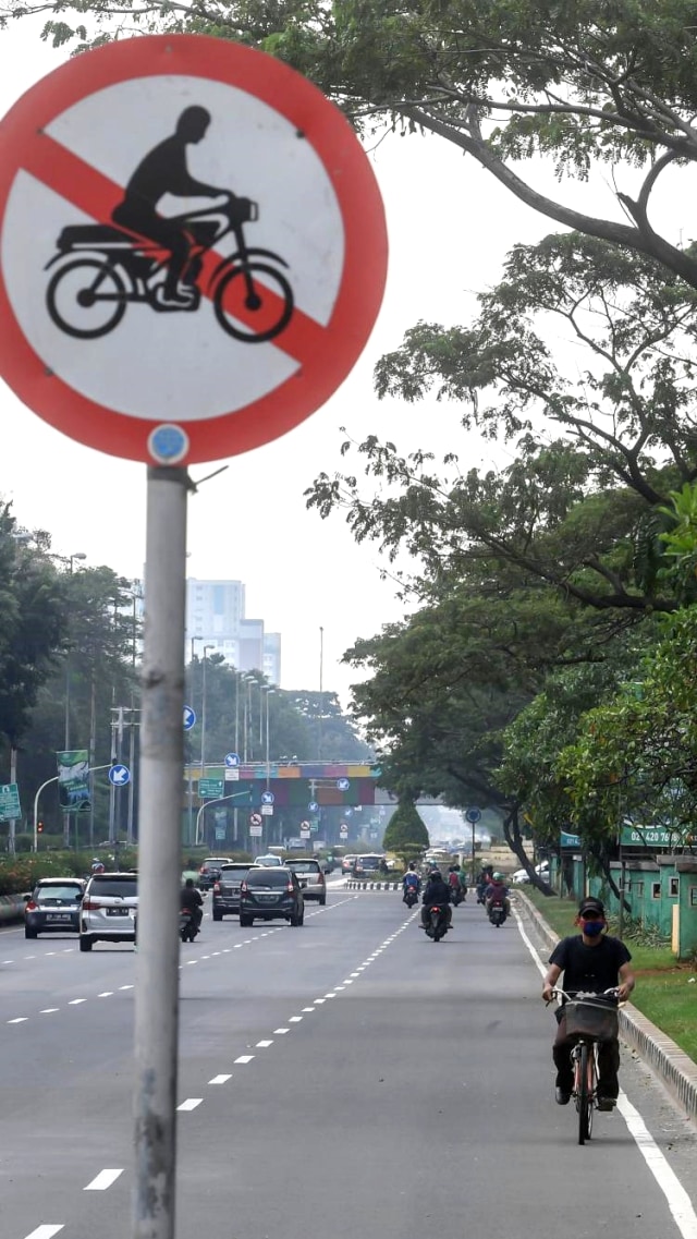 Warga mengayuh sepedanya di Jalan Benyamin Sueb, Jakarta, Sabtu (27/6/2020). Foto: Muhammad Adimaja/ANTARA FOTO