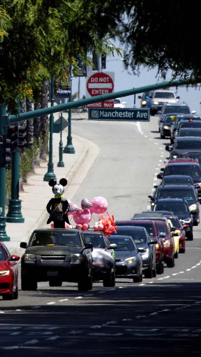 Sejumlah pegawai Disneyland saat mengikuti pawai mobil menuntut standar keselamatan untuk Disneyland yang akan dibuka kembali, di Anaheim, California, AS. Foto: Mike Blake/REUTERS
