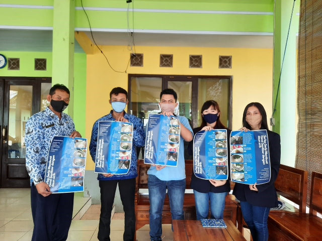 Penyerahan poster pembuatan hand sanitizer daun sirih kepada pihak desa (17/06/2020)