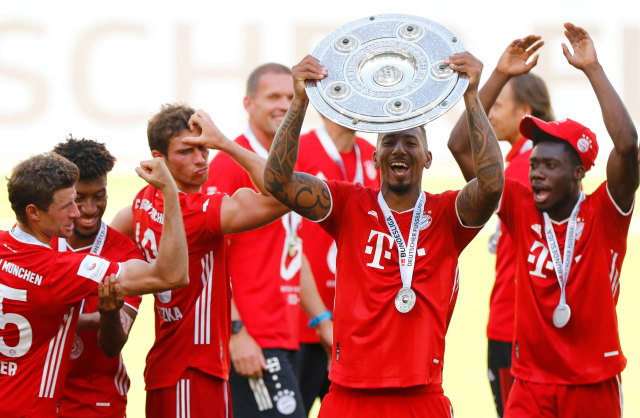 Jerome Boateng angkat trofi Liga Jerman. Foto: REUTERS / Kai Pfaffenbach / Pool DFL