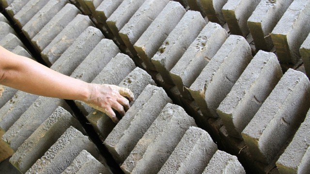 Pekerja menata batu bata di salah satu tempat produksi di Desa Beureugang, Kecamatan Kaway XVI, Aceh Barat, Aceh. Foto: Syifa Yulinnas/ANTARA FOTO