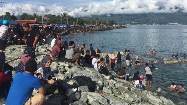 Suasana pengunjung di Pantai Kampung Nelayan, Kota Palu, Minggu (28/6). Foto: Kristina Natalia/PaluPoso