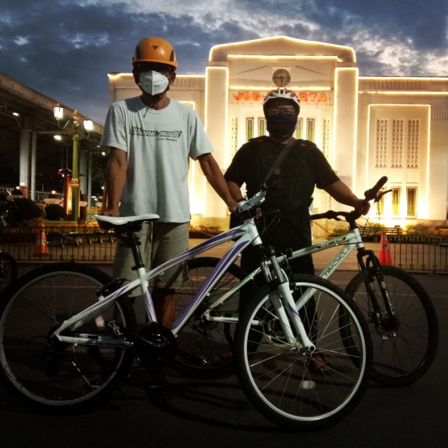 Bersepeda menjadi pilihan jalan keluar dari penatnya tinggal di rumah karena virus corona. Foto: M Faad. 