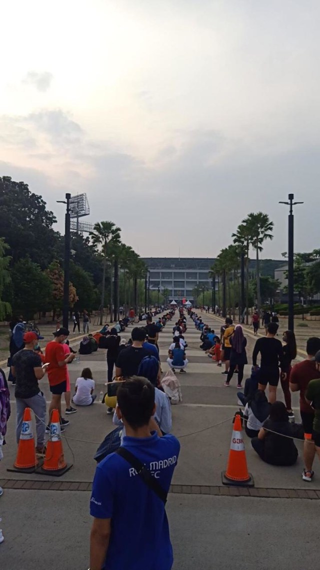 Warga Antre Panjang Masuk GBK, Olahraga Dibatasi 60 Menit (611)