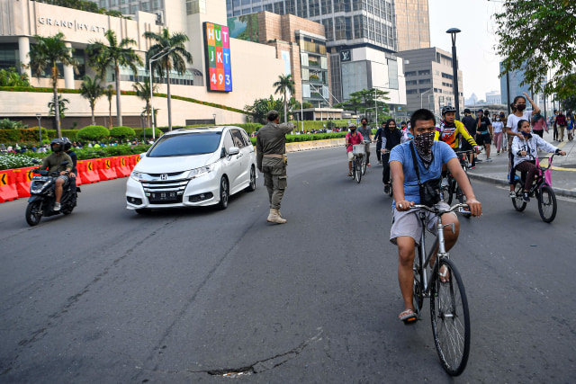 Warga bersepeda di kawasan bundarah Hotel Indonesia Jakarta, Minggu (28/6). Foto: Nova Wahyudi/ANTARA FOTO