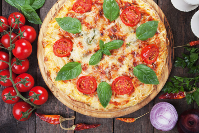 Ilustrasi pizza dengan mi Foto: dok.Shutterstock