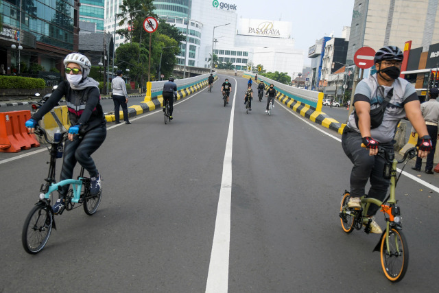 Warga berolah raga saat Hari Bebas Kendaraan Bermotor (HBKB) atau Car Free Day (CFD) di Jalan Layang Non Tol Antarasari, Jakarta, Minggu (28/6). Foto: Galih Pradipta/ANTARA FOTO