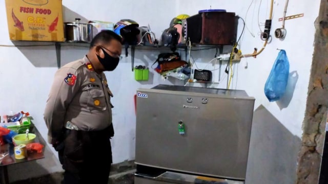 Polisi memeriksa kulkas yang menyebabkan pemuda di Deli Serdang tewas tersengat arus listrik. Foto: Dok. Istimewa