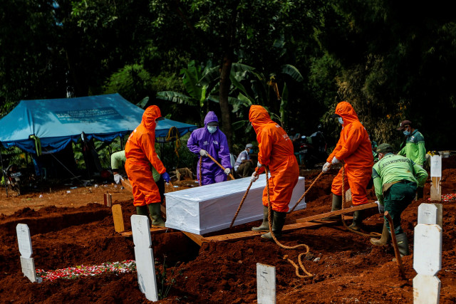 Prosesi pemakaman jenazah pasien virus corona di pemakaman Pondok Ranggon, Jakarta Timur. Foto: Willy Kurniawan/REUTERS