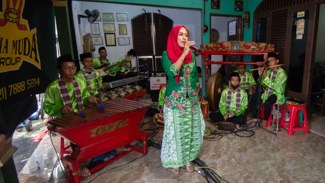Sejumlah seniman dari Setia Muda Group menampilkan kesenian gambang kromong dalam pentas Manjak Virtual di Cipedak, Jagakarsa, Jakarta, Minggu (26/6/2020). Foto: Aditya Pradana Putra/ANTARA FOTO