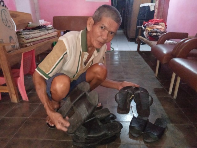 Karto Dimejo (65) atau akrab disapa Mbah Karto adalah seorang penjual sandal dari bahan ban bekas mobil maupun sepeda motor sejak 1997