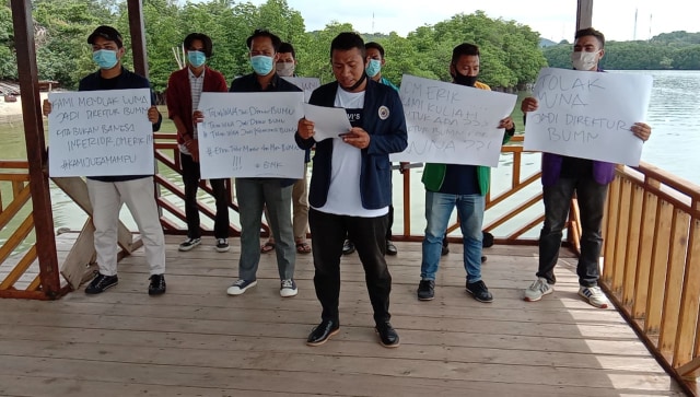 Sejumlah pemuda yang mengatasnamakan Gabungan Mahasiswa Provinsi Kepri menyampaikan protesnya. Foto: Rega/kepripedia.com