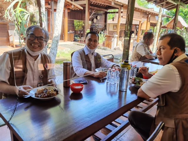 Dari kiri, Aqua Dwipayana, Abdullah Azwar Anas, dan Doni Monardo di rumah Adat Osing Sanggar Genjah Arum milik Setiawan 'Iwan' Subekti di Banyuwangi, Jawa Timur.