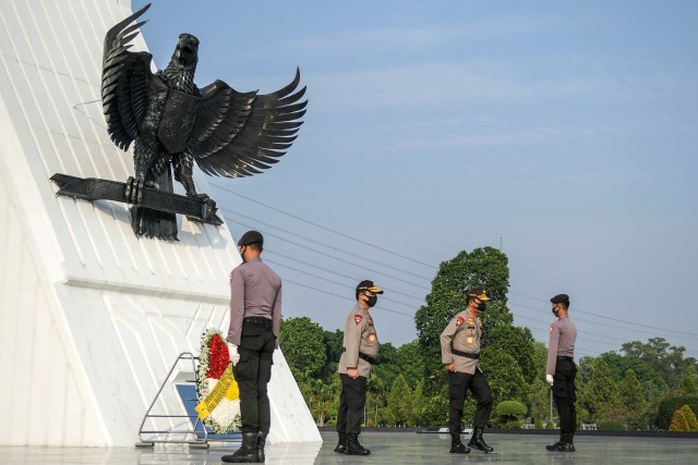 Foto Polri  Tabur Bunga  pada HUT  ke 74 Bhayangkara di TMP 