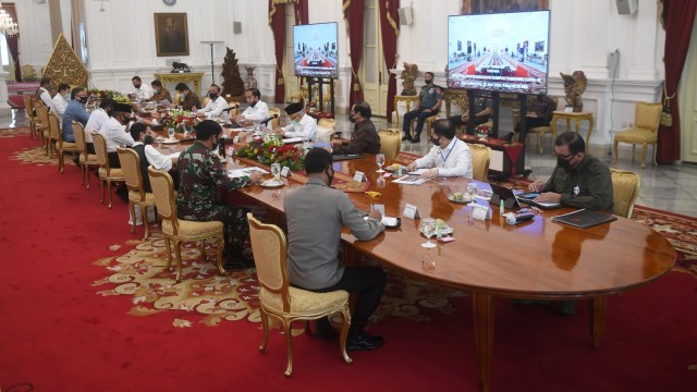 Presiden Joko Widodo (kelima kanan) memimpin rapat kabinet terbatas mengenai percepatan penanganan dampak pandemi COVID-19 di Istana Merdeka, Jakarta. Foto: Akbar Nugroho Gumay/Antara Foto/Pool