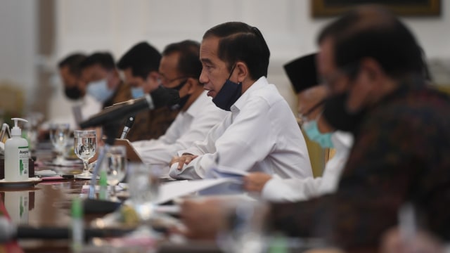 Presiden Joko Widodo (tengah) memimpin rapat kabinet terbatas mengenai percepatan penanganan dampak pandemi COVID-19 di Istana Merdeka, Jakarta. Foto: Akbar Nugroho Gumay/Antara Foto/Pool