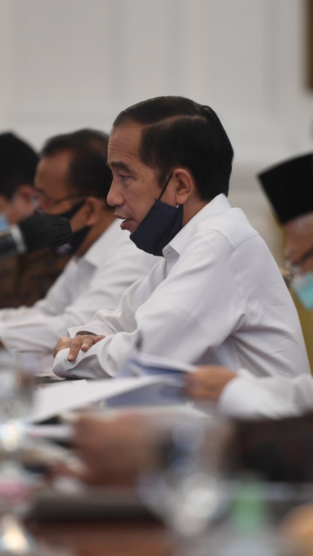 Presiden Joko Widodo saat memimpin rapat kabinet terbatas mengenai percepatan penanganan dampak pandemi COVID-19 di Istana Merdeka, Jakarta. Foto: Akbar Nugroho Gumay/Antara Foto/Pool