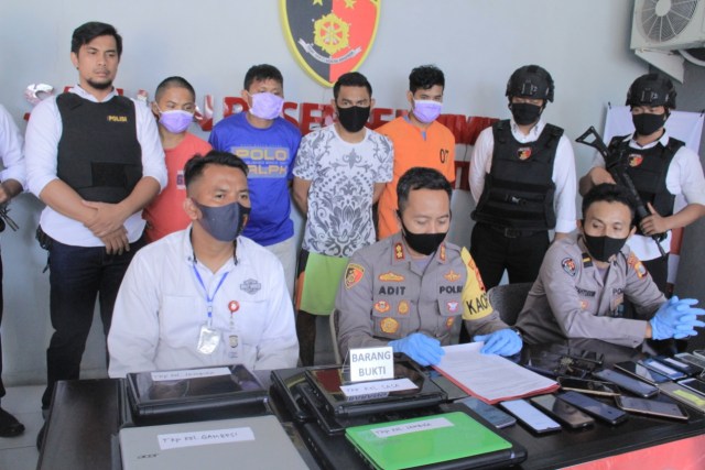 Empat pelaku pencurian saat ditunjukkan pada konferensi pers di Mapolres Ternate. Foto: Istimewa