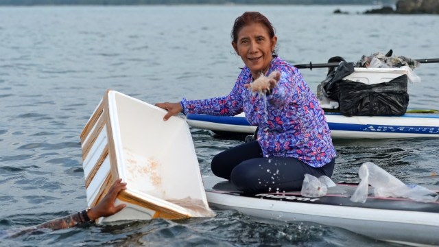 Susi Lepasliarkan Benih Lobster ke Laut Natuna. Foto: dok. KKP