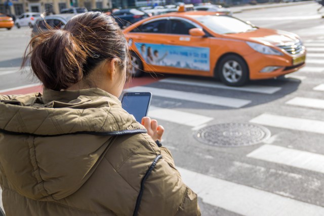 Ilustrasi orang berjalan sambil bermain smartphone