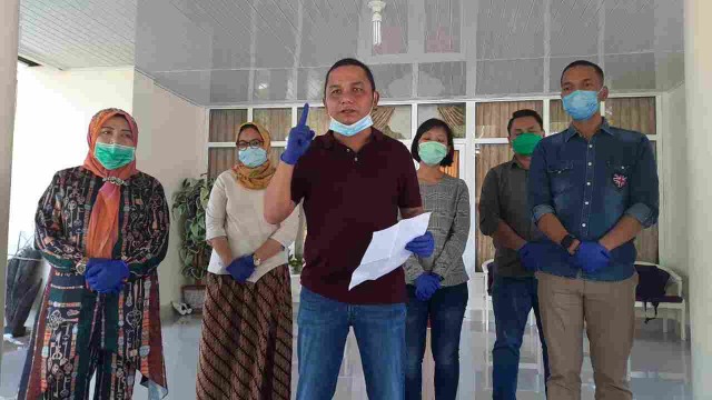 Bupati Tapanuli Tengah Bakhtiar Ahmad Sibarani menyampaikan keterangan ASN rumah sakit yang palsukan hasil rapid test. Foto: Dok. Istimewa