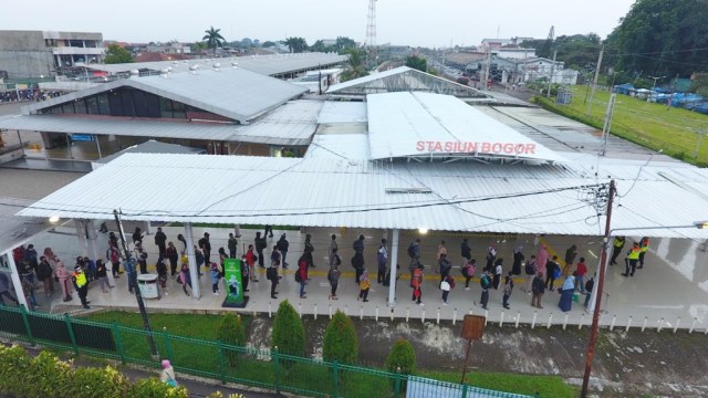 Antrean penumpang di Stasiun Bogor, Senin (27/6). Foto: PT KCI
