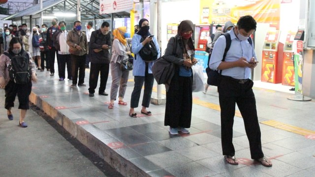 Antrean penumpang di Stasiun Bogor, Senin (27/6). Foto: PT KCI