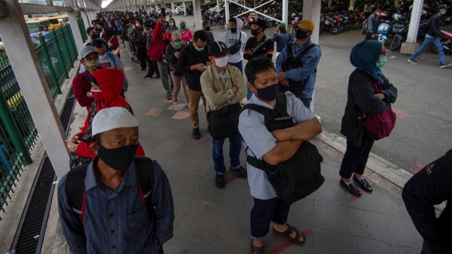 Sejumlah calon penumpang Kereta Rel Listrik (KRL) Commuterline mengantre memasuki Stasiun KA Bogor di Kota Bogor, Jawa Barat, Senin (29/6). Foto: Aditya Pradana Putra/Antara Foto