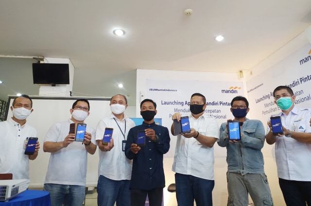 Bank Mandiri Region II Sumatera 2 memperkenalkan aplikasi Mandiri Pintar di Palembang, Senin (29/6). (Foto. Reno Saputra/Urban Id)