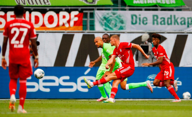 Tendangan pemain Bayern Munchen, Mickaël Cuisance yang membobol gawang Wolfsburg di lanjutan pertandingan bundesliga. twitter/iMiaSanMia